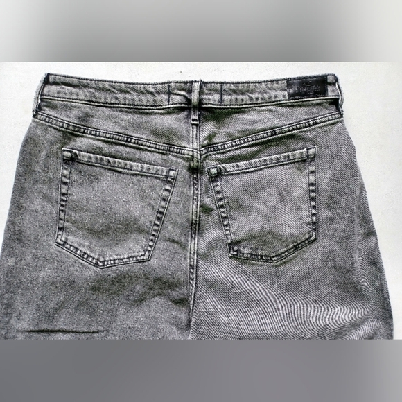 A Hollister Ultra High-rise Mom Jeans - Picture 8 of 10